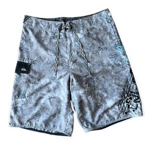 Quiksilver Men’s Grey Unlined Board Shorts With Cargo Pocket, Size 32
